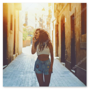 Cidade estrangeira vista ao longe, sugerindo viagem para tratamento