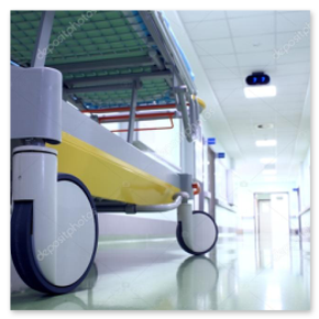 Corredor de hospital iluminado simbolizando caminho de esperança