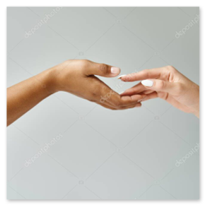 Mãos segurando uma à outra em gesto de apoio