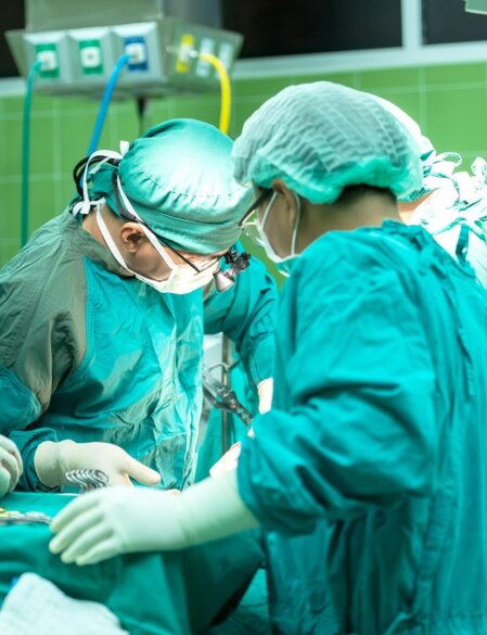 Equipe médica reunida em ambiente hospitalar, simbolizando cuidado especializado