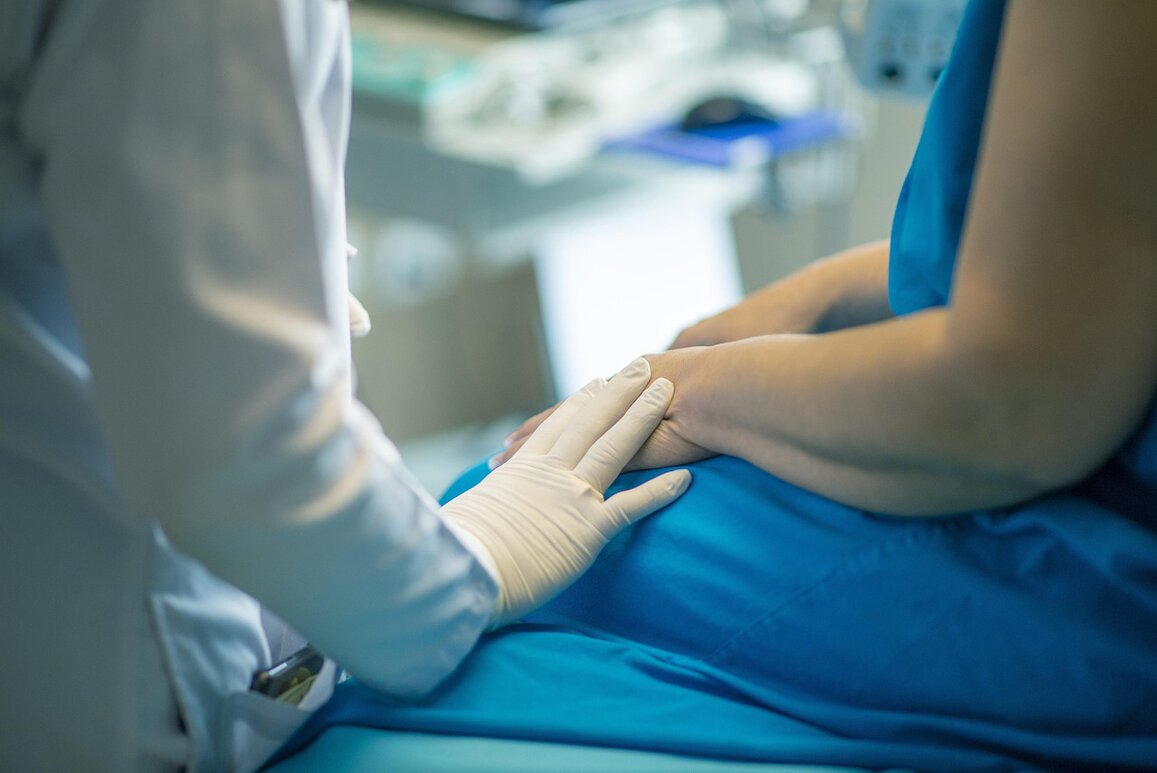 Mãos estendidas em gesto de doação, com um coração ao centro